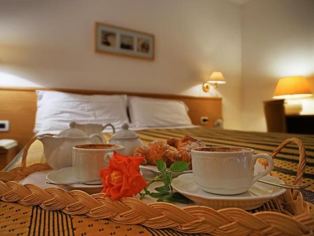 Hotel La Luna 3*