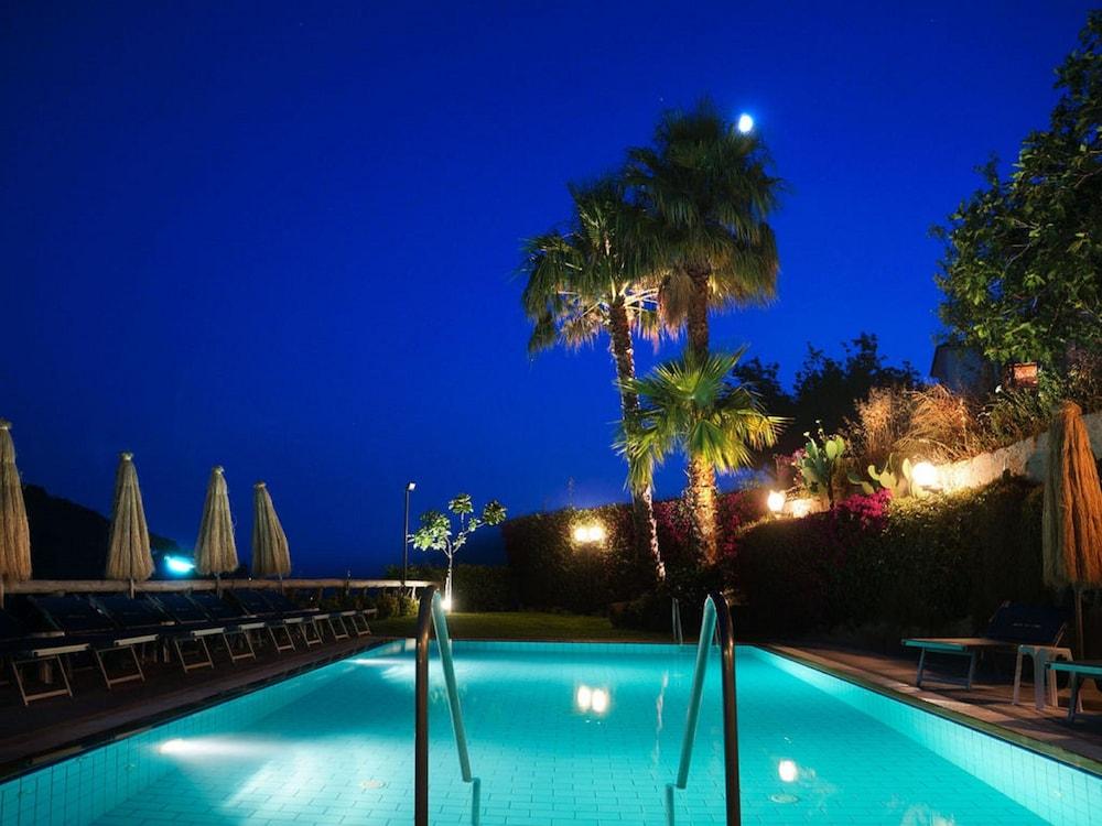 La Luna Hotel